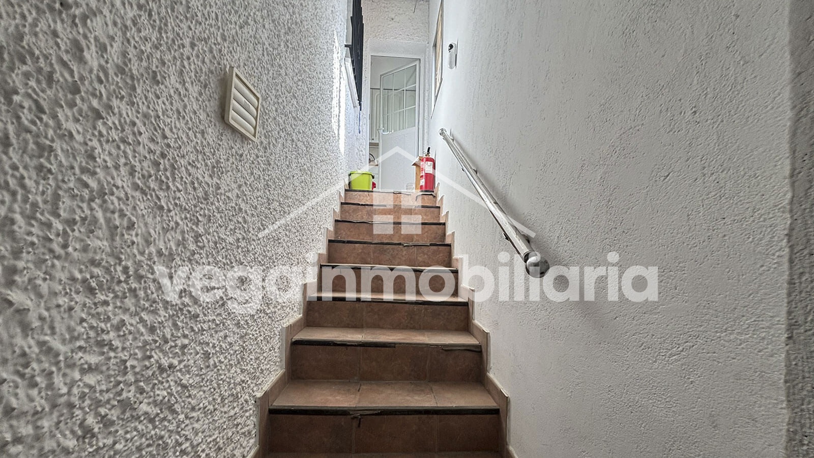 escaleras-inmueble-110-vega-inmobiliaria