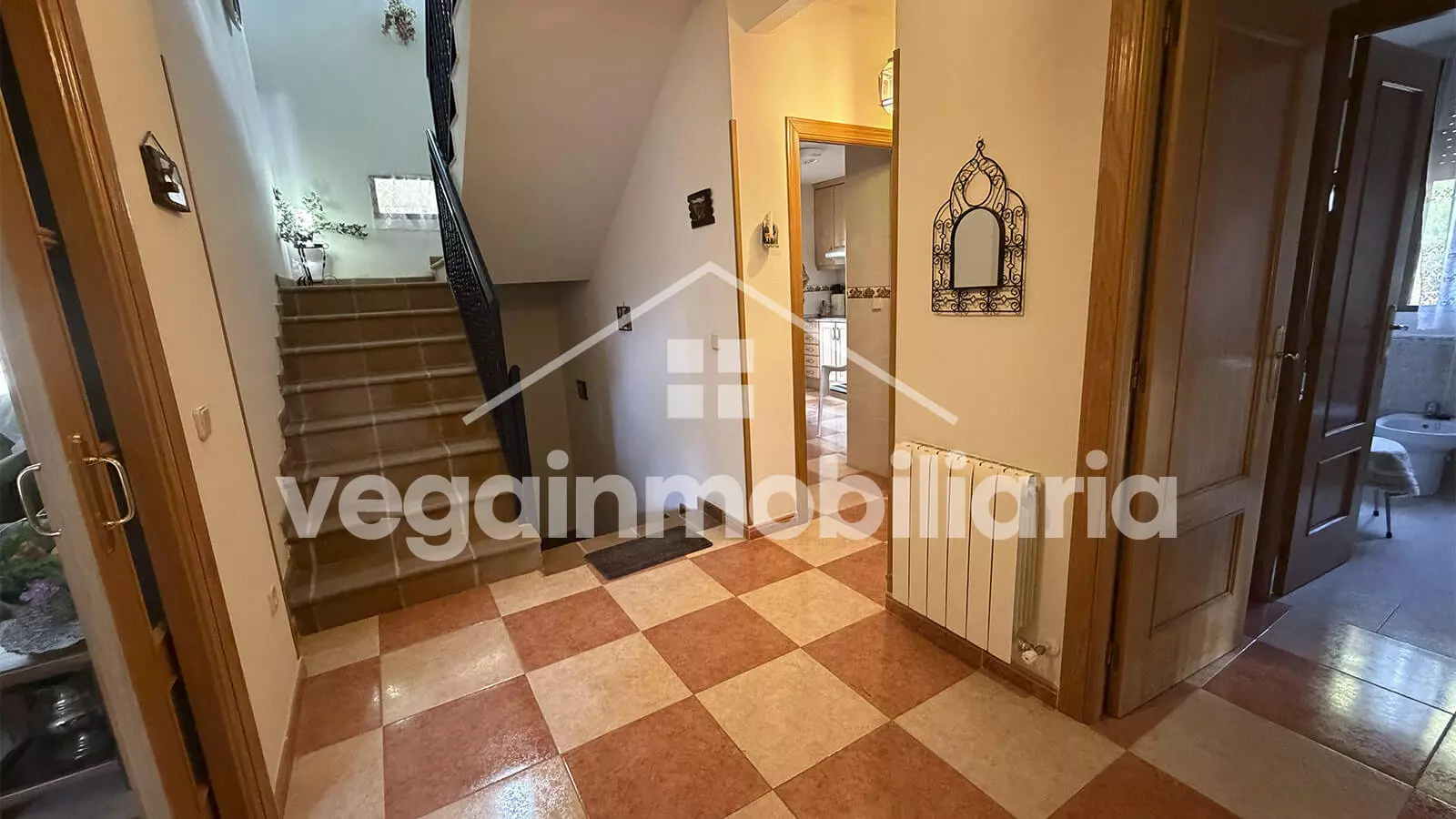 escaleras-abajo-inmueble-151-vega-inmobiliaria