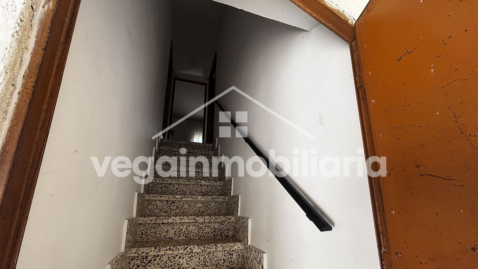 escaleras-inmueble-162-vega-inmobiliaria